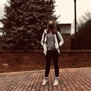 Meet your Posher, Caitlyn